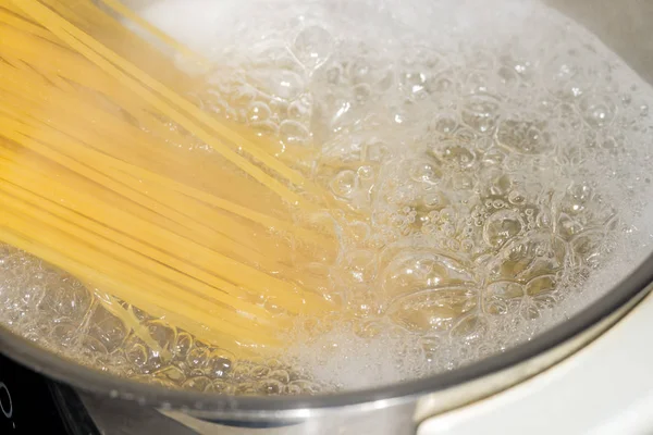 Close Van Zelfgemaakte Heerlijke Spaghetti Koken Water — Stockfoto