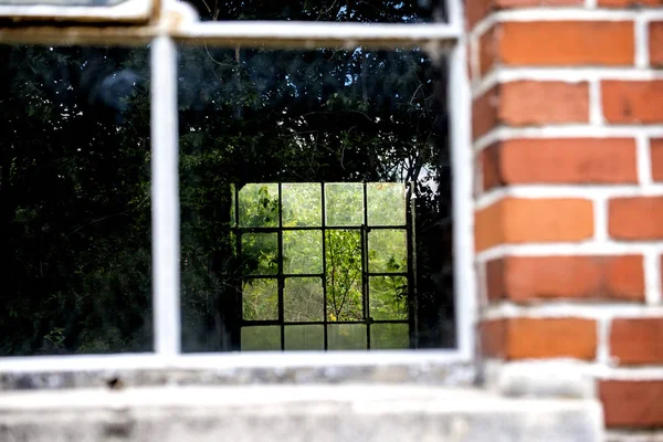 Vue Travers Une Maison Dans Jardin Sauvage — Photo