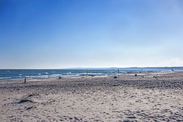 Sandstrand Østersøen Med Blå Himmel Baggrund - Stock-foto