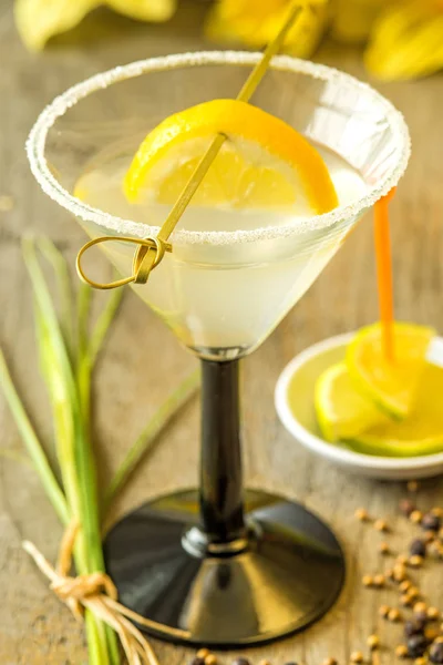 Cocktail Com Limão Fatia Perto — Fotografia de Stock