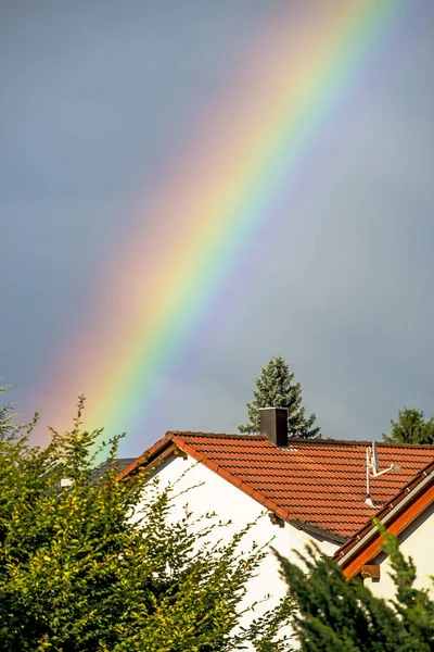 Foto Von Schönen Regenbogen Über Historische Villa Auf Blauem Himmel — Stockfoto