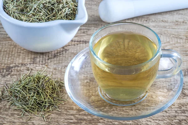 Rosemary Tea Houten Tafel — Stockfoto