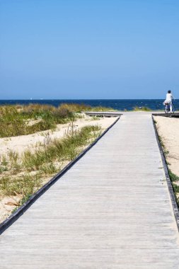 kumlu plaj, Baltık Denizi ile mavi gökyüzü arka plan