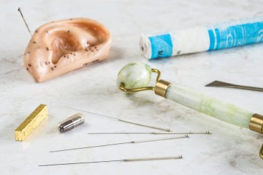 Akupunktur iğneleri atış kapatın