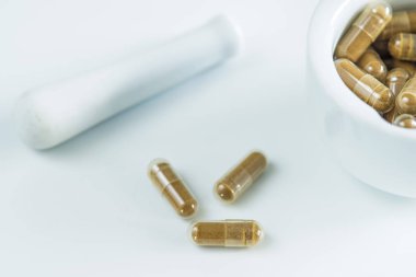 harç ve havaneli üzerinde açık renkli, bitkisel ilaçlarla topluluğu yakın çekim 