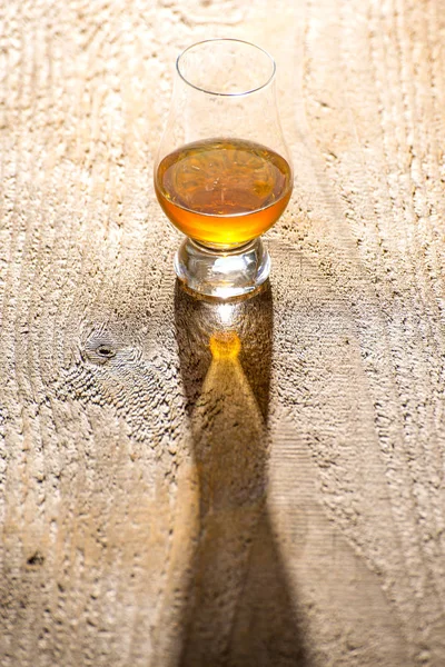 Ποτήρι Ουίσκι Ήλιο Σκιά Στο Ξύλινο Τραπέζι — Φωτογραφία Αρχείου