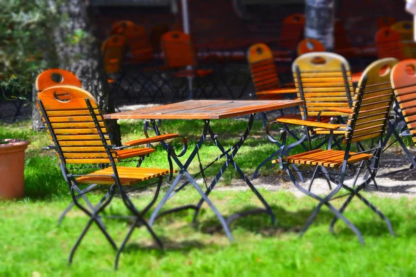 Alman Bira Bahçe Ile Ahşap Sandalye Açık — Stok fotoğraf