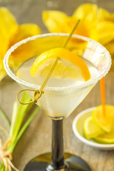 Cocktail Com Limão Fatia Perto — Fotografia de Stock