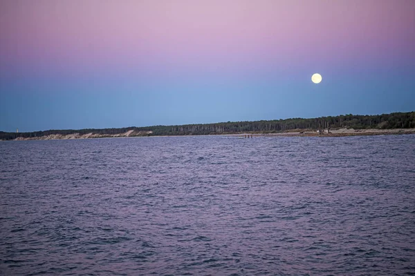 Full Moon Baltic Sea Colored Sky Background — Stock Photo, Image