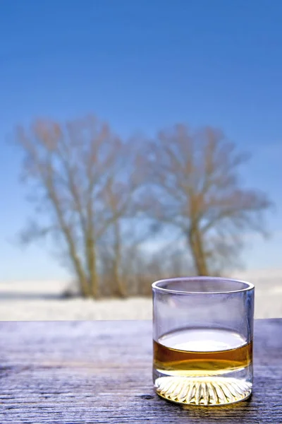 背景のウィンドウ枠 冬風景ウイスキーとグラス — ストック写真