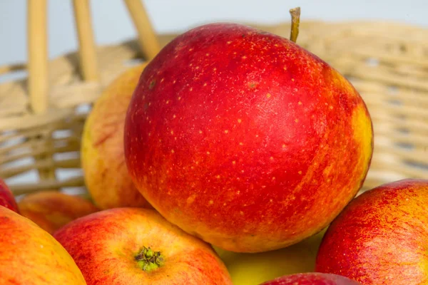 Витирати Яблука Крупним Планом — стокове фото