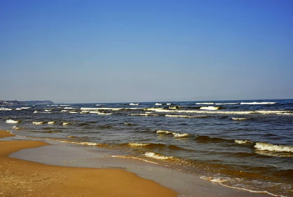 Піщаний Пляж Балтійське Море Фоном Синє Небо — стокове фото