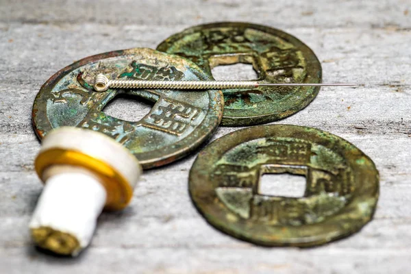 Βελόνας Βελονισμού Στα Κινεζικά Αντίκες Κέρματα — Φωτογραφία Αρχείου
