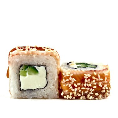 Beyaz arka plan üzerinde yakın çekim suşi izole