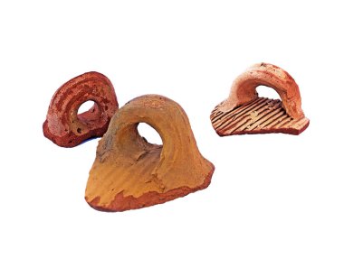 Kırık kahverengi seramik parçaları beyaz arkaplanda izole edilmiş.