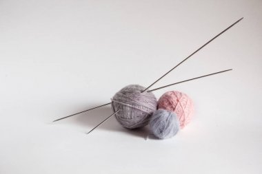 örgü ve örgü iğneleri için üç yün iplik paket