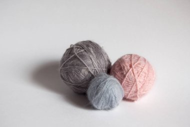 Beyaz arka plan iş parçacığında üç renkli toplar