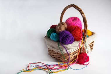sepeti renkli iplik topları ile
