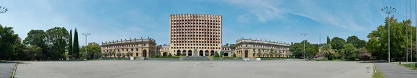 Площадь Независимости в Сухуме и заброшенный дом правительства — стоковое фото