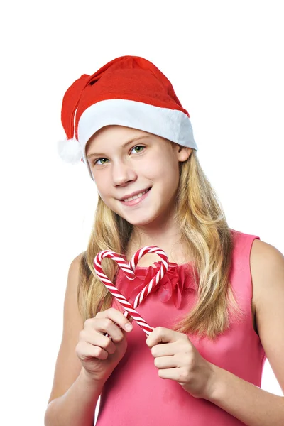 Κορίτσι με το κόκκινο σκουφάκι με Χριστουγεννιάτικη καραμέλα καλάμους ως απομονωμένη καρδιά — Φωτογραφία Αρχείου