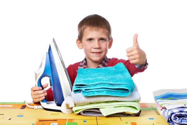 Jongen met gewassen linnen en ijzer geïsoleerd — Stockfoto