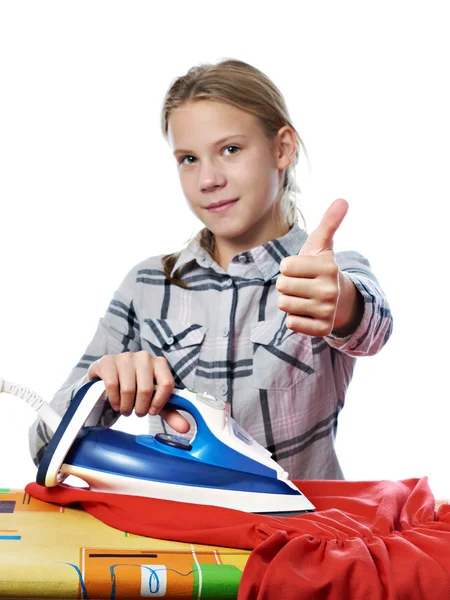 Muchacha mostrando pulgares alrededor de tabla de planchar y hierro aislado — Foto de Stock