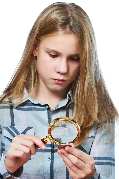 Menina examina moedas de coleção de prata isolado — Fotografia de Stock