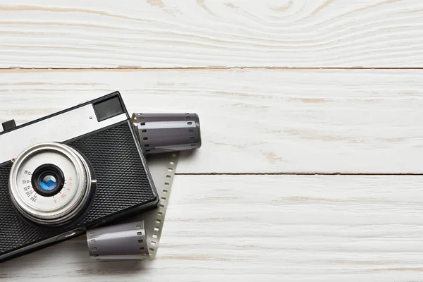 Câmera de foto compacta retro e filme em branco — Fotografia de Stock