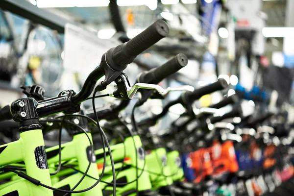 Bicicletas de montanha modernas na loja — Fotografia de Stock