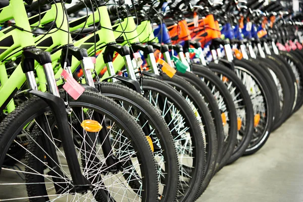 Современные горные велосипеды в магазине — стоковое фото