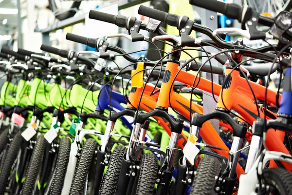 Moderne mountainbikes in winkel — Stockfoto