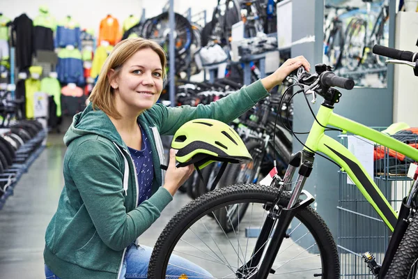 Gelukkige vrouw met helm voor fietsen — Stockfoto