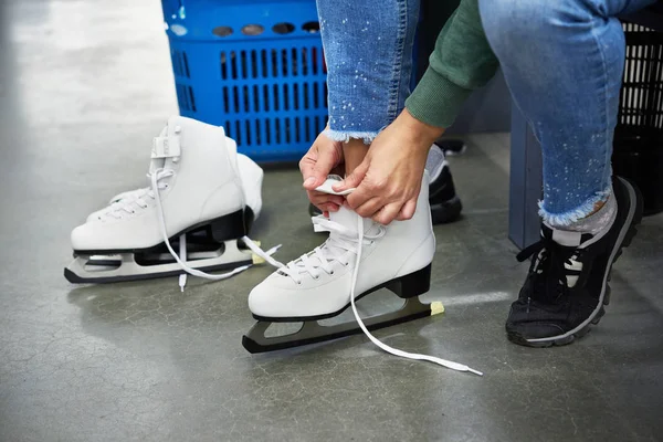 Mulher cadarços figura patins na loja de esportes — Fotografia de Stock