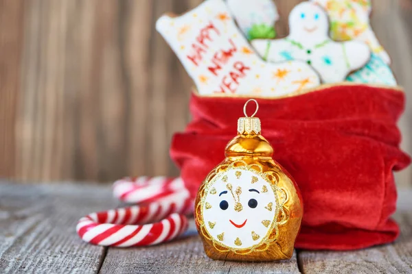 Toy alarm clock and christmas gingerbread — Stock Photo, Image