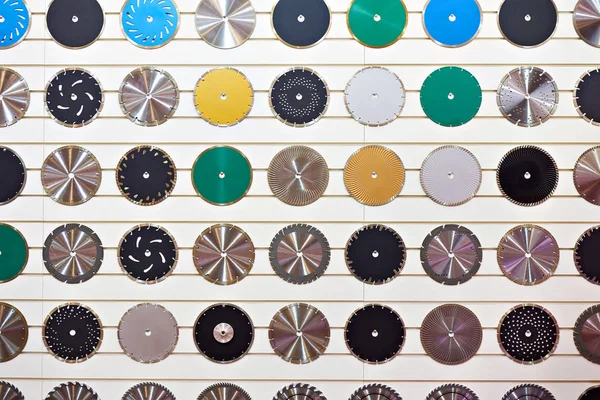 Discos para serra circular na parede na loja — Fotografia de Stock