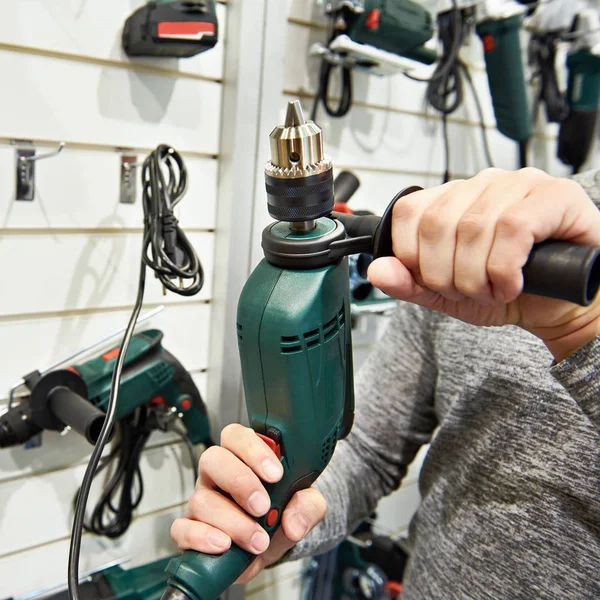 Homme avec perceuse dans la quincaillerie — Photo