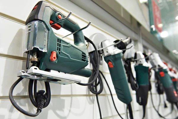 Elektrisch gereedschap voor de bouw van de stand in de winkel — Stockfoto