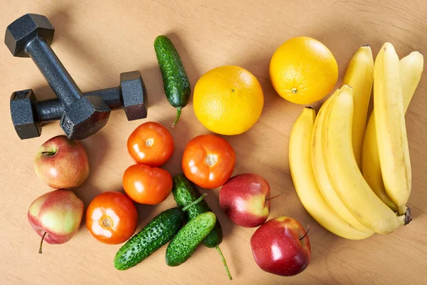 Frutta, verdura e manubri in tavola — Foto Stock