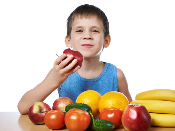 Glücklicher gesunder Junge isst Apfel isoliert — Stockfoto