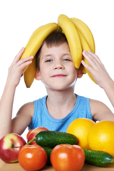 Zadowolony, zdrowy chłopiec z bananów i owoce na białym tle — Zdjęcie stockowe
