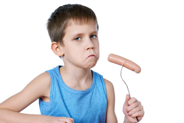 Triste enfant avec de la mauvaise nourriture - saucisse — Photo