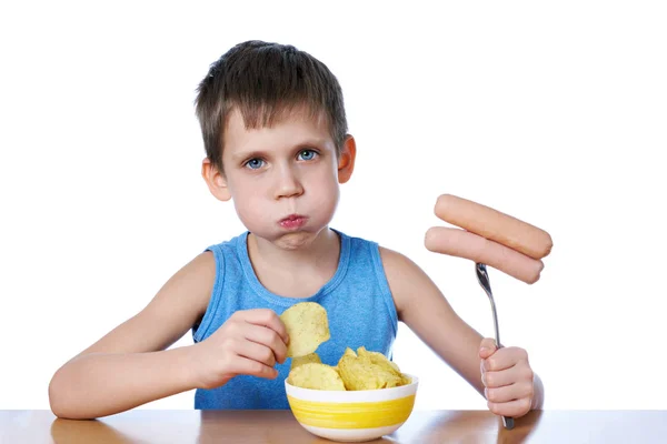 Menino com bochechas gordas comendo salsichas e batatas fritas isol — Fotografia de Stock