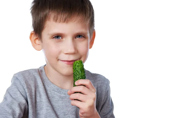 Piccolo ragazzo allegro con cetriolo isolato — Foto Stock