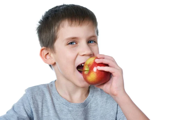 Felice ragazzo sano mangiare mela isolato — Foto Stock