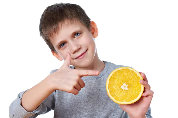 Niño feliz con naranja aislado en blanco — Foto de Stock