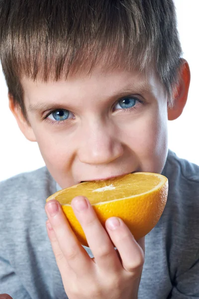 Glücklich gesunder Junge isst orangefarbene Nahaufnahme — Stockfoto