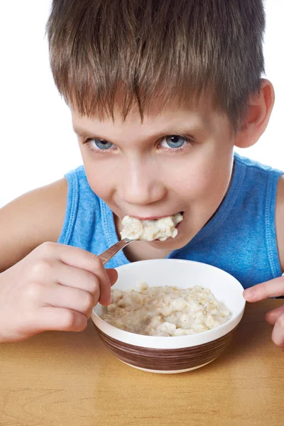 Küçük çocuk yulaf lapası yiyor — Stok fotoğraf
