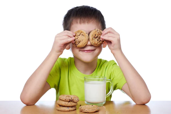 Маленький мальчик завтракает печенье и молоко изолированы — стоковое фото