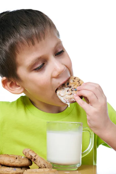 Menino tem biscoitos de café da manhã e leite isolado — Fotografia de Stock