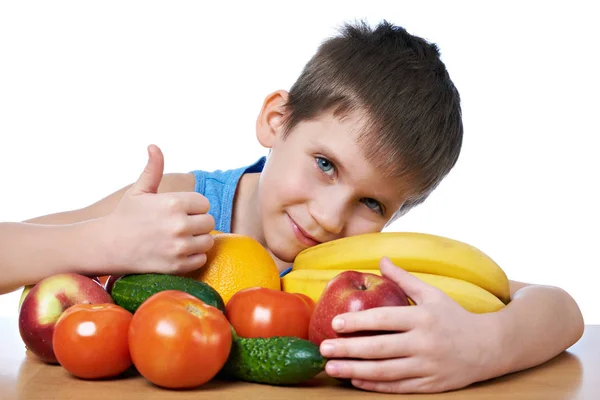 Glücklicher gesunder Junge mit Obst und Gemüse isoliert — Stockfoto